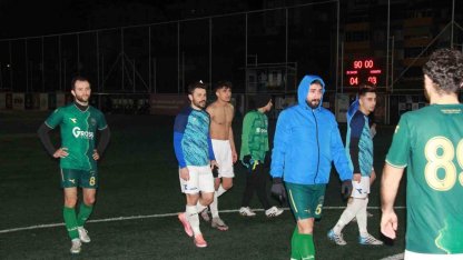 Kocaeli’de rakipleri gol atsın diye yere yatan futbolcuların savunmaları alındı