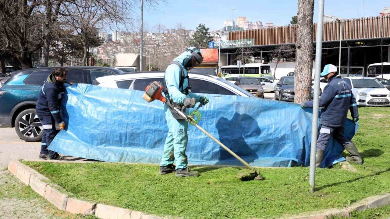 Kocaeli’de yeşil alan bakımlarında araçlar brandalarla korunuyor
