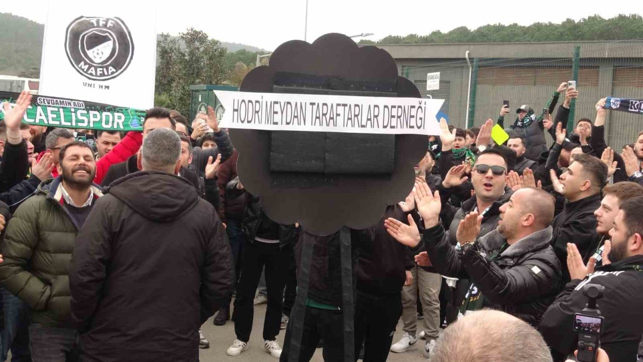 Kocaelispor taraftarları, TFF önüne siyah çelenk bıraktı