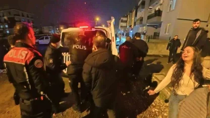 Komşuların gürültü tartışması tabanca ve bıçaklı kavgaya dönüştü: 7 gözaltı