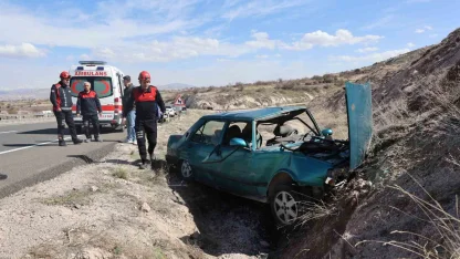 Kontrolden çıkan Fiat Tofaş otomobil karşı şeride geçti: 1 yaralı