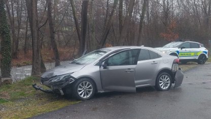 Kontrolden çıkan otomobil alt yola uçtu: 3 yaralı