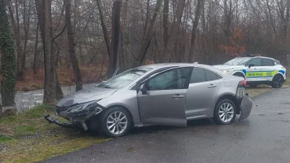 Kontrolden çıkan otomobil alt yola uçtu: 3 yaralı