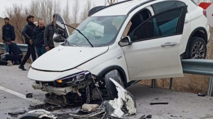 Kontrolden çıkan otomobil bariyerlerde asılı kaldı: 4 yaralı