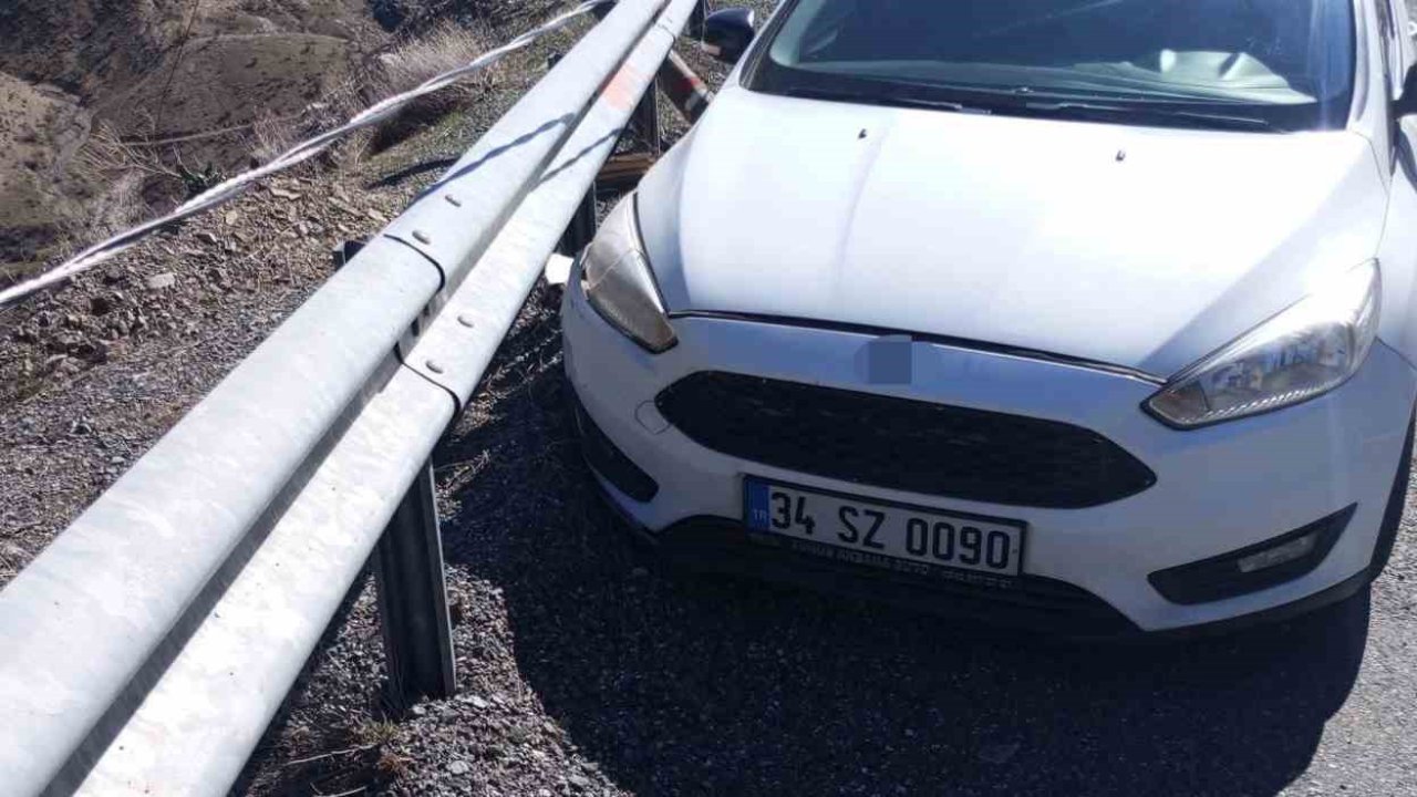 Kontrolden çıkan otomobil bariyerlere çarptı