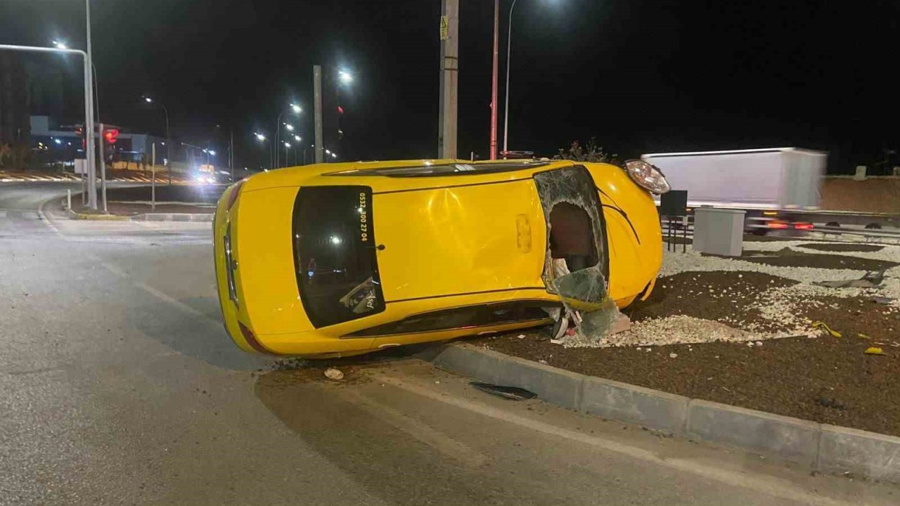 Kontrolden çıkan ticari taksi orta refüje devrildi