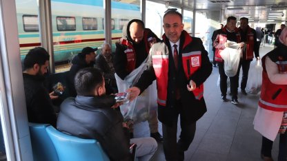 Konya’da iftar vaktine yolda yakalananlara iftarlık ikram edildi