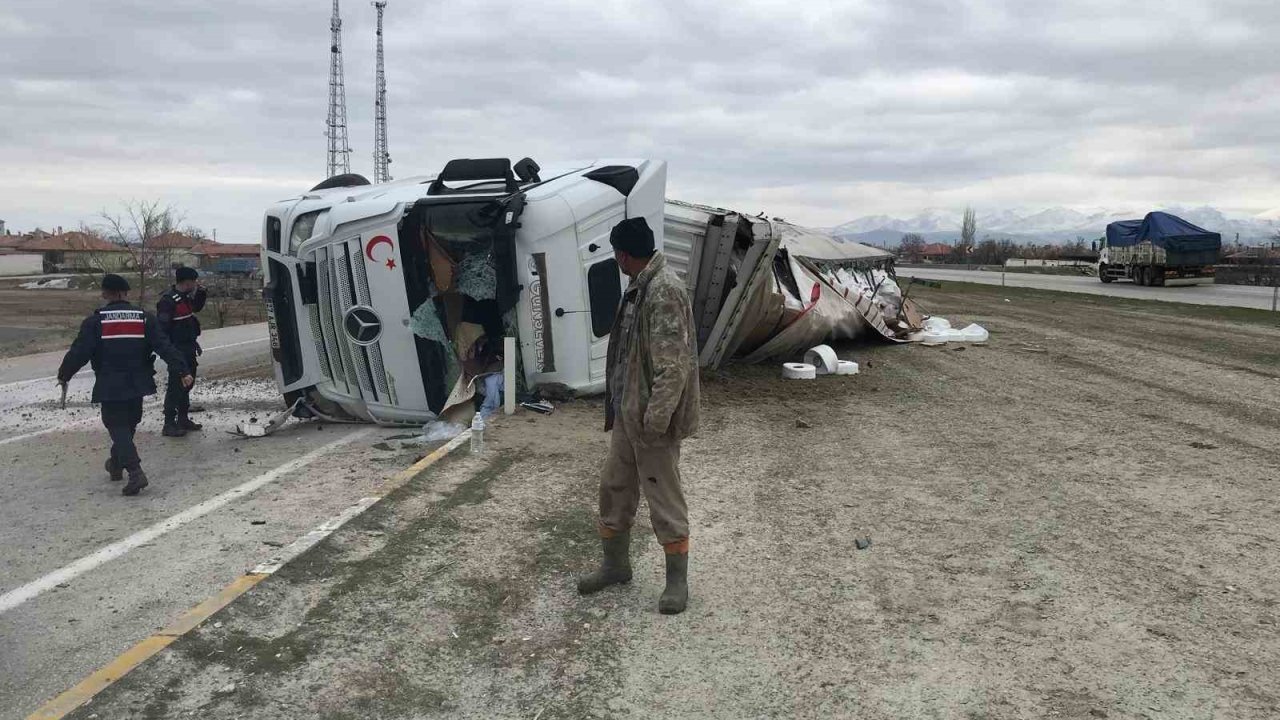 Konya’da iplik yüklü tır devrildi: 1 yaralı
