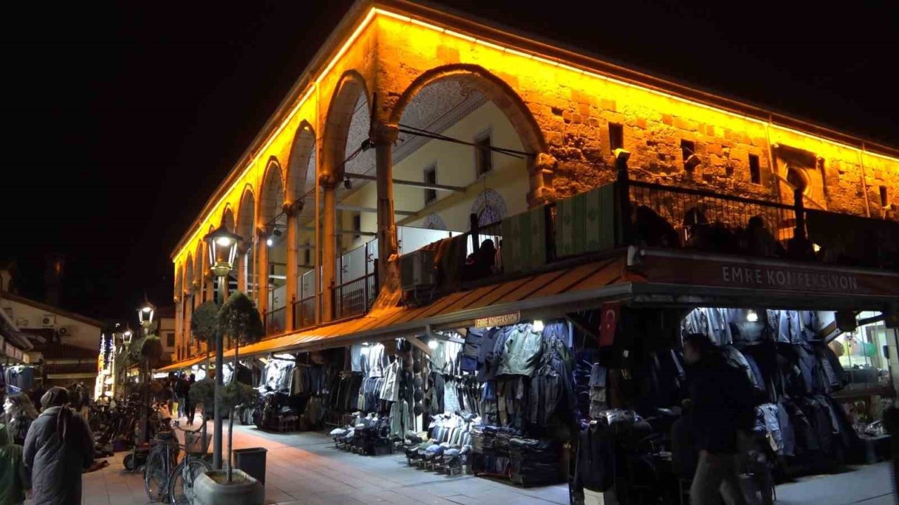 Konya’da Ramazan ayının son teravihinde camiler doldu