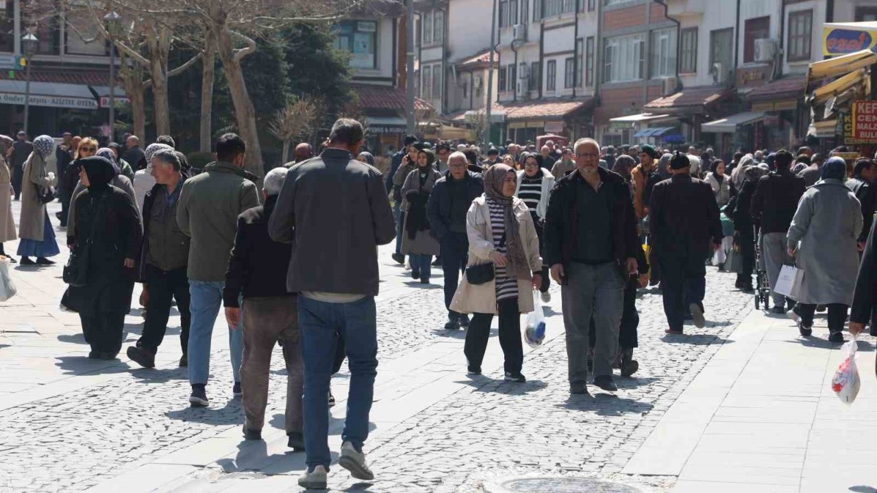 Konya’nın Tarihi Bedesten Çarşısı’nda bayram yoğunluğu