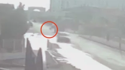 Köpekten kaçarken kamyonun altında kalarak ölmüştü, sınıf arkadaşlarının vefası anneyi duygulandırdı