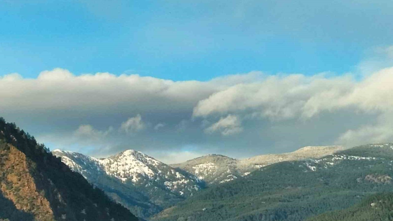 Köyceğiz Sandras Dağı’na Mart ayının sonunda kar yağdı
