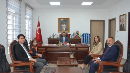 Köyceğiz’de İstiklal Marşı’nı okuma yarışmasında 1’inci olan öğrenci ödüllendirildi