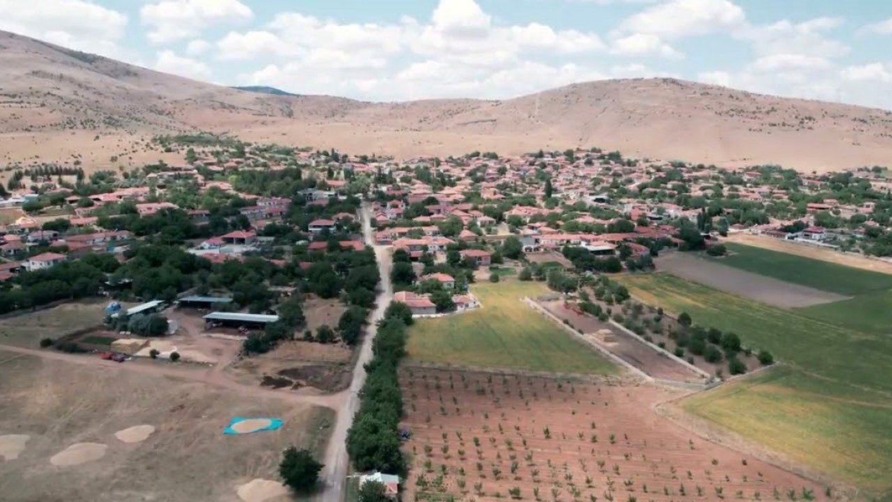 Köyünün sit alanından çıkması için imza topluyor