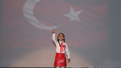 Küçük kız çocuğundan duygulandıran İstiklal Marşı performansı