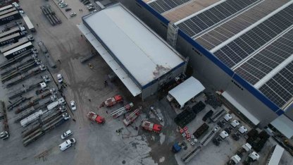 Lojistik firmasında yangın: 1 itfaiye eri yaralandı