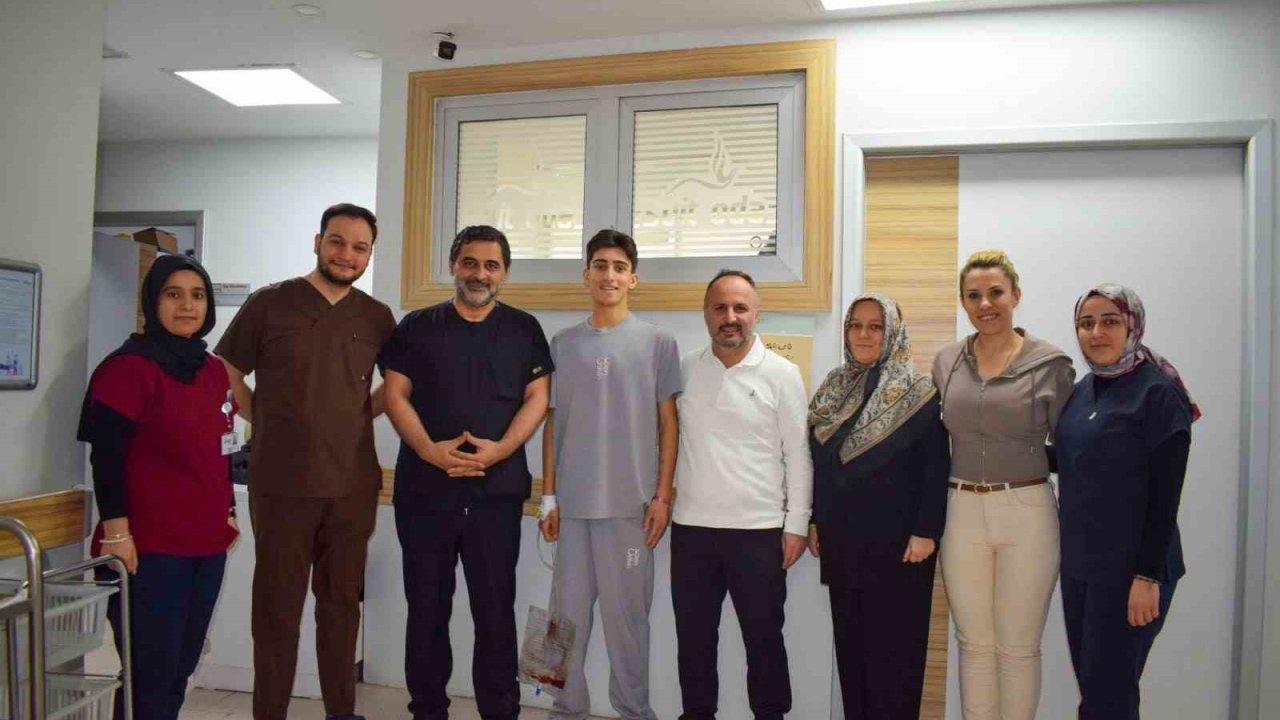 Maçta kaleciyle çarpışan genç futbolcunun böbreği parçalandı, ameliyatla hayatı kurtuldu