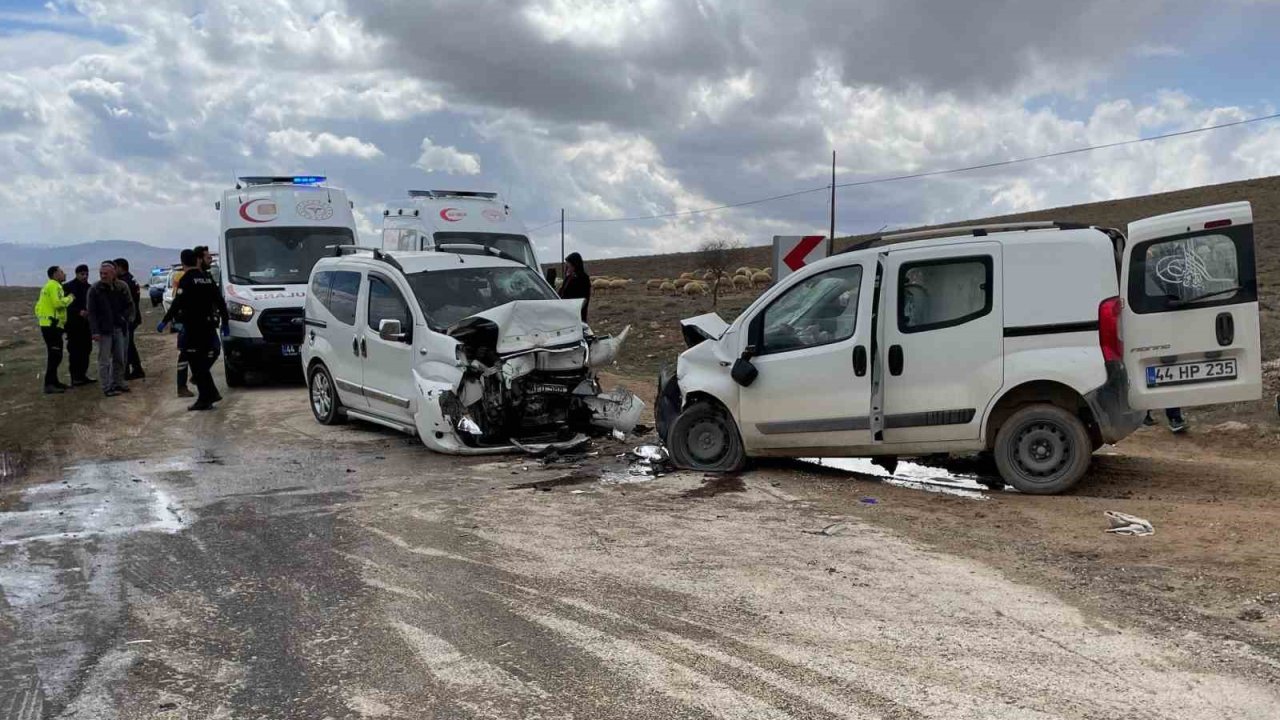 Malatya’da iki araç kafa kafaya çarpıştı: 4 yaralı