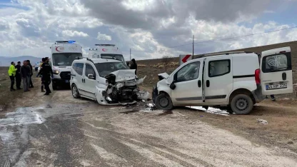 Malatya’da iki araç kafa kafaya çarpıştı: 4 yaralı