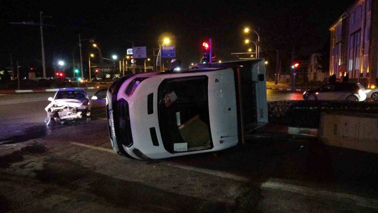 Malatya’da kamyonetin devrilme anı kamerada