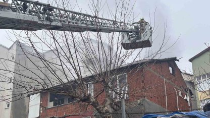 Maltepe’de korkutan çatı yangını: 2 kişi tahliye edildi