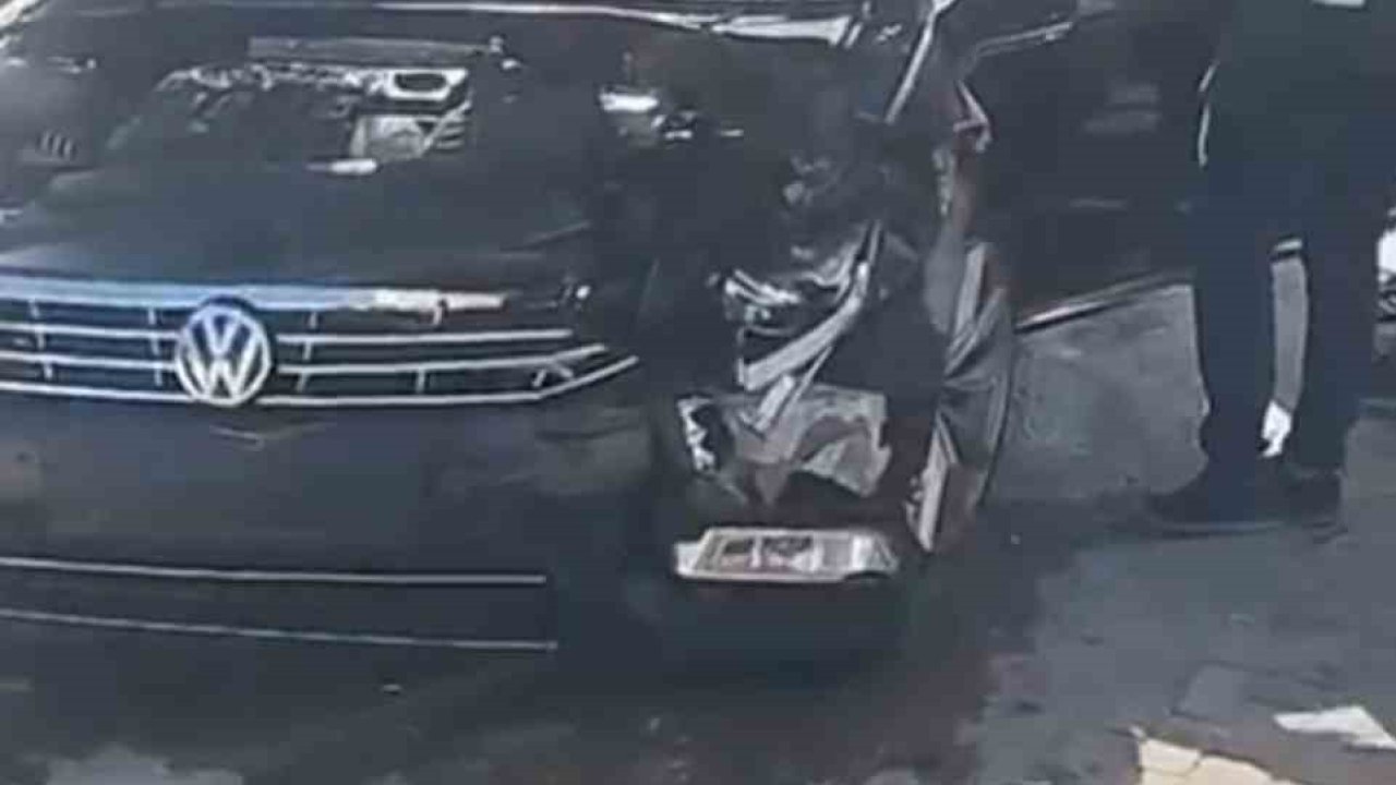 Manavgat’ta iki otomobil kavşakta çarpıştı