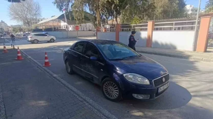 Manavgat’ta otomobille çarpışan motosikletli yaralandı