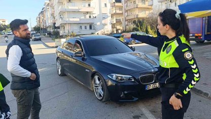 Manavgat’ta park halindeki otomobile çarpan motosikletli yaralandı