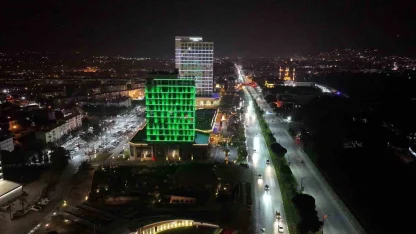 Manisa Büyükşehir Belediyesinden Tıp Bayramı’na özel ışıklandırma