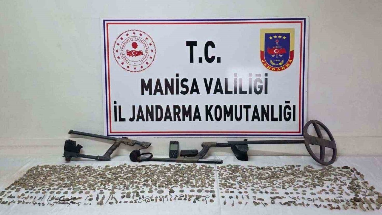 Manisa’da 2 bin 580 sikke ve 235 tarihi obje ele geçirildi