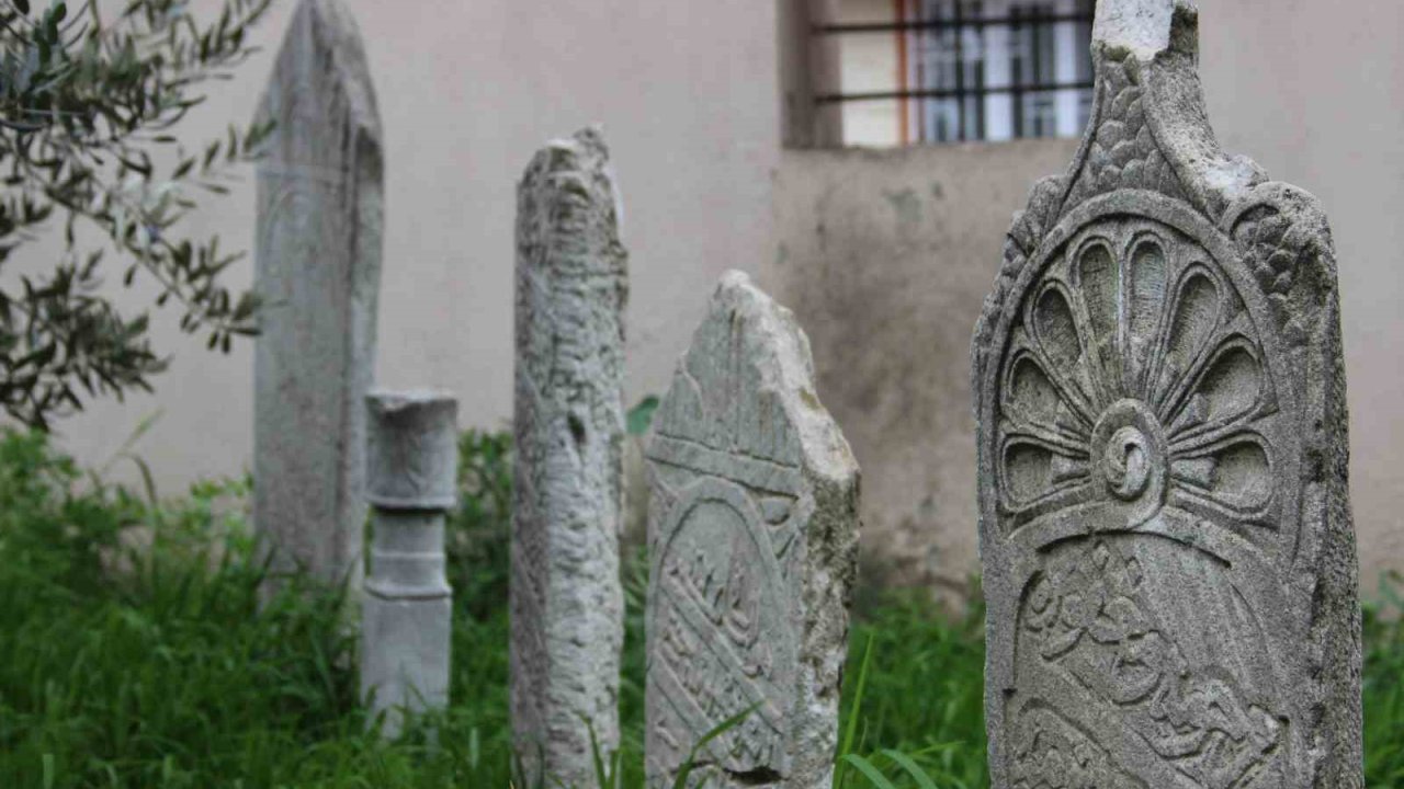 Manisa’da 500 yıllık hazireye saygısızlık