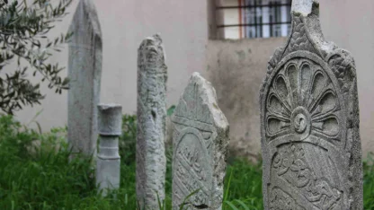 Manisa’da 500 yıllık hazireye saygısızlık