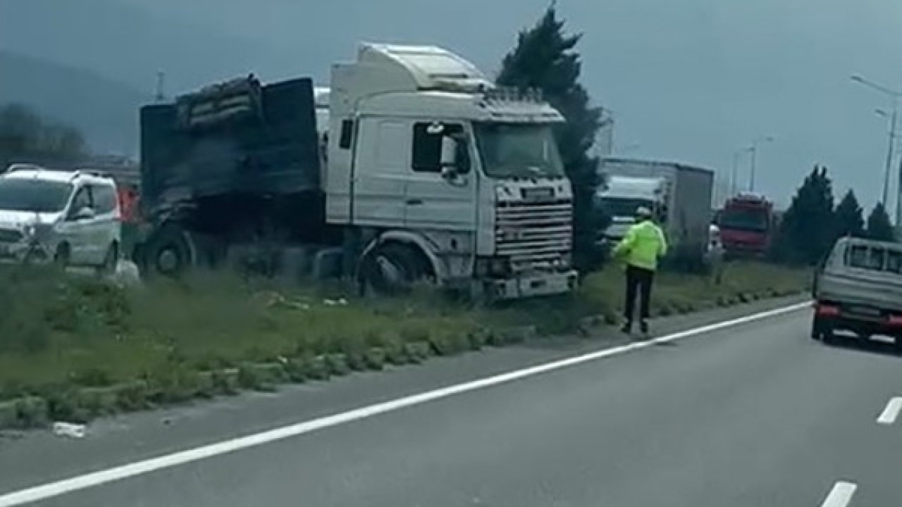 Manisa’da tır ile kamyon çarpıştı: 2 sürücü yaralandı