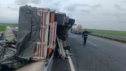 Mardin’de sürücüsünün kontrolünden çıkan tır bariyerlere çarptı