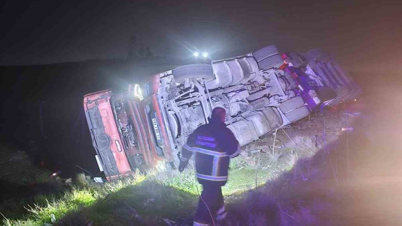 Mardin’de tır devrildi: 1 yaralı