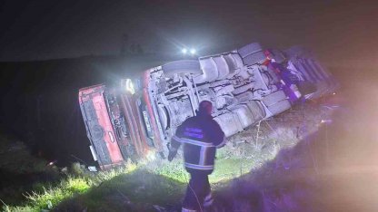 Mardin’de tır devrildi: 1 yaralı