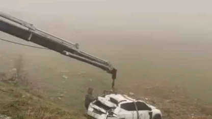 Mardin’de yol kenarına devrilen otomobilin sürücüsü yaralandı