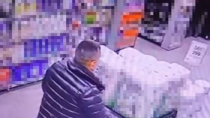 Marketten alkol çaldı, kimse görmeden şişeleri pantolonun içine soktu