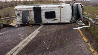 Mazıdağı-Derik karayolunda minibüs devrildi