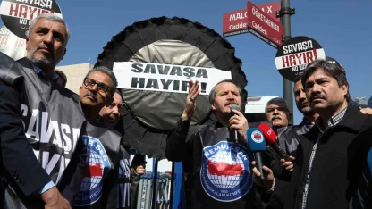 Memur-Sen, ABD Büyükelçiliği önüne siyah çelenk bıraktı