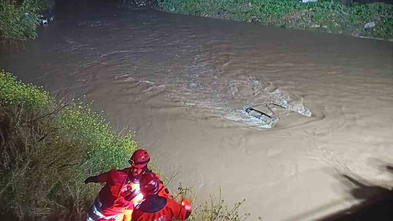Menderes’te araç dereye uçtu, İzmir itfaiyesi seferber oldu