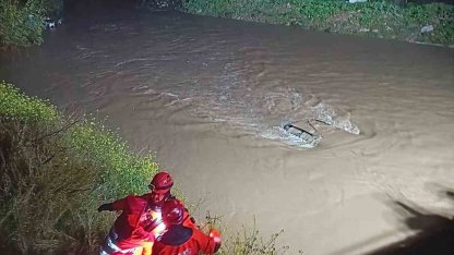 Menderes’te araç dereye uçtu, İzmir itfaiyesi seferber oldu