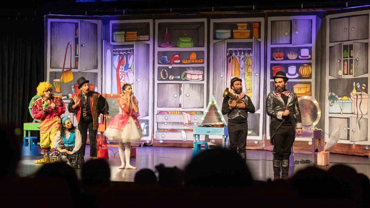 Mersin Şehir Tiyatrosu ’Dünya Tiyatro Günü’nü binlerce seyirciyle kutladı