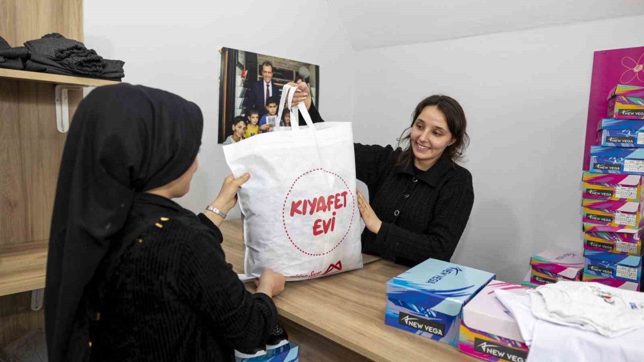 Mersin’de dar gelirli ailelerin çocuklarına bayramlık desteği