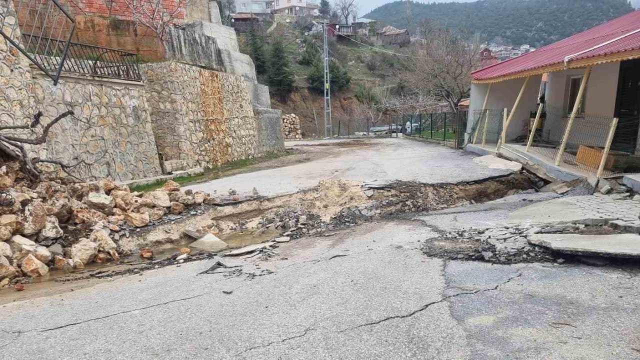 Mersin’de heyelan: Yol yarıldı, evler zarar gördü