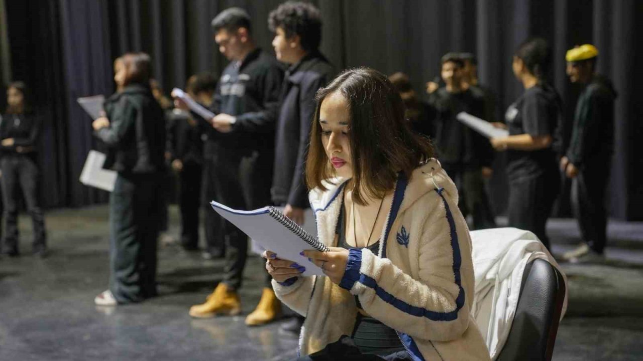 Mersin’de tiyatroya ilgi artıyor, kurslar yoğun katılımla sürüyor