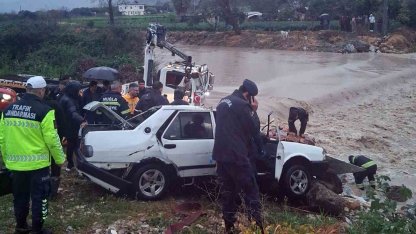 Milas’ta akarsuya düşen araçta bir kişi öldü