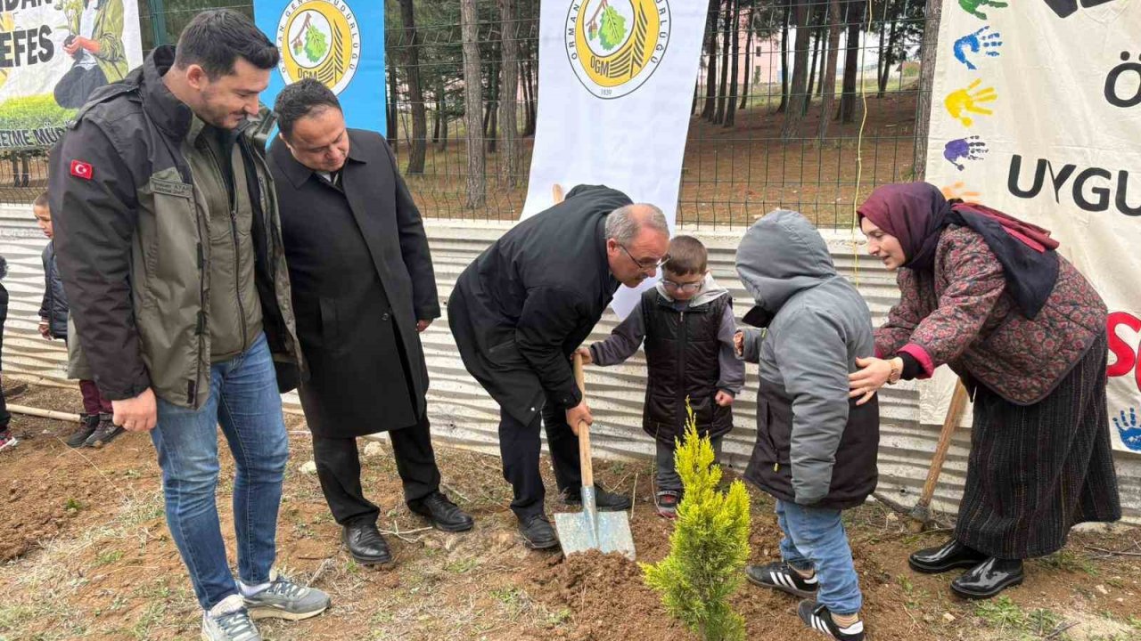Minik eller fidanları toprakla buluşturdu