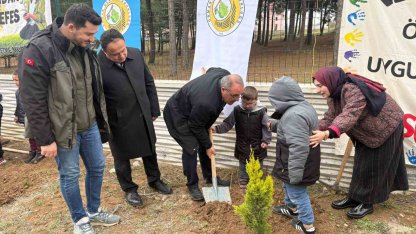 Minik eller fidanları toprakla buluşturdu
