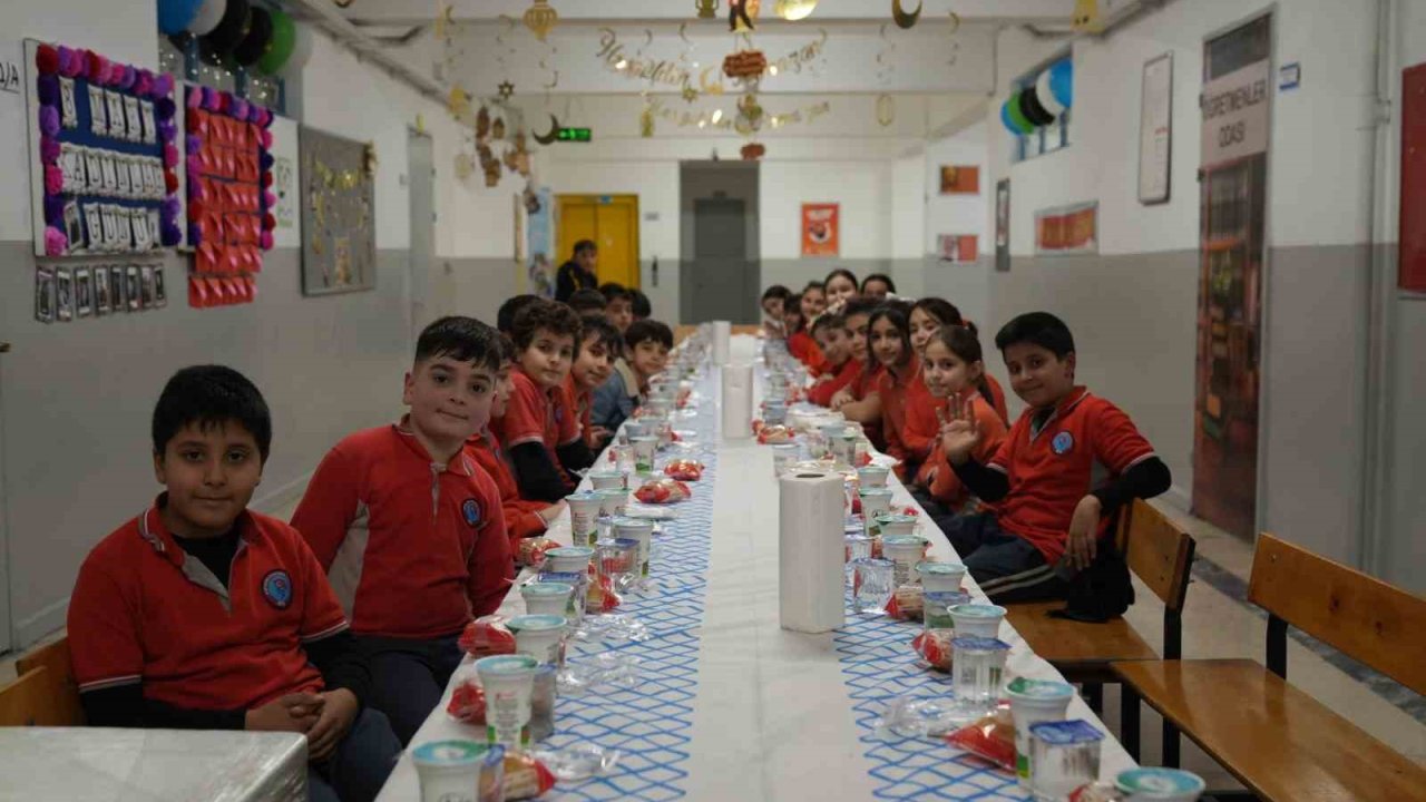 Minik kalpler iftar sofrasında buluştu